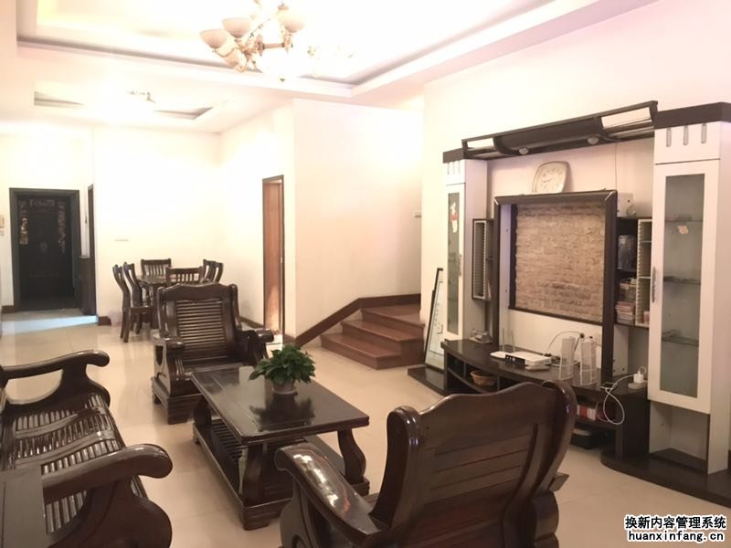 黄金堡学府小区，2室2厅，错层，交通便利，生活